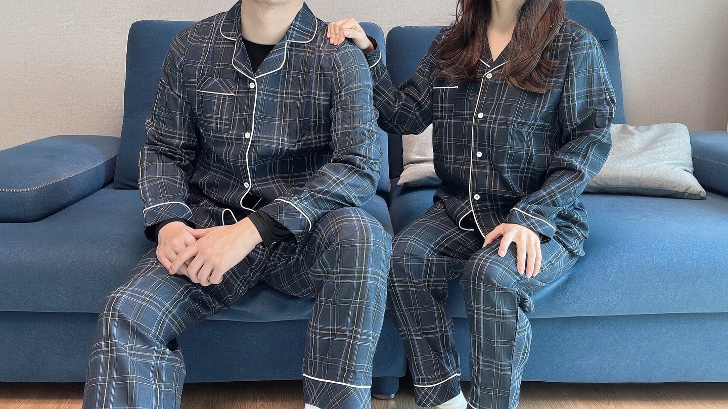 #협찬
부드러운 면과 탄탄한 폴리 혼방 소재로 
가볍고 몸에 달라붙지 않아서 
쾌적한 착용감으로 사계절 내내 착용 가능한 
어나더디 anotherd.kr 
미드나잇체크 긴팔 커플 잠옷 파자마 세트
깔끔한 디자인과 편안한 착용감으로 
하의터짐 방지 이중 박음질로 탄탄했는데요.
겨울엔 집에서 노는 시간이 늘어나는
집순이 집돌이 커플잠옷입고 꽁냥 꽁냥><

#어나더디 #ANOTHER.D #anotherd #잠옷브랜드 #커플잠옷 #신혼부부잠옷 #트윈잠옷 #파자마파티