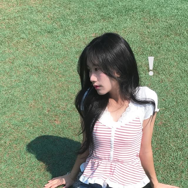 명희 on Instagram: "#광고 미세먼지 없는 맑은 하늘은 좋은데
왜.. 왜 더워••
.
.
.
#무신사 #로긴앤로지 #캐주얼 #걸리시룩 #오오티디셀피 #패션코디 #사진포즈 #패션계정소통 #데일리스타일 #일상패션 #대학생패션 #오오티디일상  #빈티지아이폰 #아이폰se"
