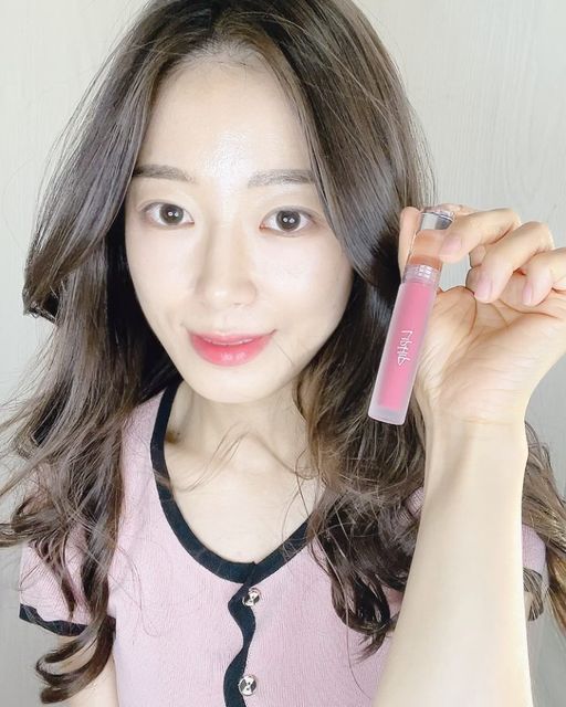 쑤🍑🐳 on Instagram: "#협찬 @liphip.co.kr 립힙 글로시 립 틴트 

올 여름 립 장만 완👊🏻 끈적끈적 부담시런 물엿 넉김 노😣
5가지의 영롱한 컬러에 투명 촉촉광✨ 물막 립틴트🫧

요런 제형덜 나중에 뭉쳐서 요거트 묵은거마냥 지저분잉디
요거능 시간 지나도 요거트현상 업시 처음 바른 그대로🙊
12시간 롱래스팅⏰❕강력한 스머지프루프효과❕

각질 싸악 잠재우는 고보습 오일 함유땜에 그렁가❔
발리기는 또 옴총 부드럽게 발려갖구 원하는대로 샥샥
펴발라주면 요즘 인싸덜 오버립 연출도 쉽게 완성💋

#립힙 #liphip #글로시틴트 #탕후루틴트 #촉촉틴트 #물먹틴트 #틴트추천 #탱글립 #젤리틴트 #광택립 #글로시틴트추천 #촉촉틴트추천 #5종발색 #립힙글로시틴트 #여름틴트추천 #탕후루립 #아이돌메이크업 #립플럼퍼 #물먹메이크업"
