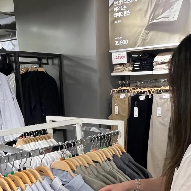 Selena on Instagram: "#sponsored 
핏 예쁜 와이드 버뮤다 데님👖
부드럽고 편해서 요즘 날씨에 데일리로 입기 짱
빈티지 컬러+무광 리벳이 포인트!

#광고#스탠다드에러#데님팬츠#빈티지팬츠#남여공용팬츠#데님#팬츠#바지#워싱팬츠#와이드팬츠#데일리룩#코디추천#standarderror#denim#pants#버뮤다팬츠#버뮤다#반바지"