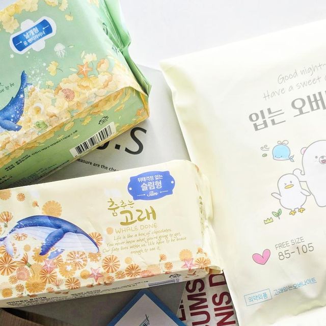 is.다니 on Instagram: "#광고
일상 속 쾌적한 느낌 요 춤추는 고래 날개형 롱팬티라이너와 슬림팬티라이너로 챙기겨 있어요.
둘다 엣지까지 접착되어 밀림, 뒤틀림, 들뜸 없이 안정적으로 고정되서 운동을 좋아하는 저에겐 레깅스 속 속옷 대용으로도 딱! 게다가 엠보싱 커버로 피부와의 접촉을 최소화하여 통기성을 높여서 운동할때도 부담없어요!
 
슽림팬티라이너는 순면보다 더 부드럽고 보풀이 발생하지 않는 탑시트를 사용하여 최상의 편안함한게 장점이라 수시로 일상에서 사용하고 조금더 큰 날개형 롱 팬티라이너는
생리가 끝나가는 기점에 사용하면 안심도 되고 적은양으로 버려지는 생리대 낭비가 없어서 쵝오!

#춤추는고래#여름생리대#팬티라이너추천#팬티라이너사용후기#날개형팬티라이너#소형생리대#롱팬티라이너#편안한생리대#안전한생리대"