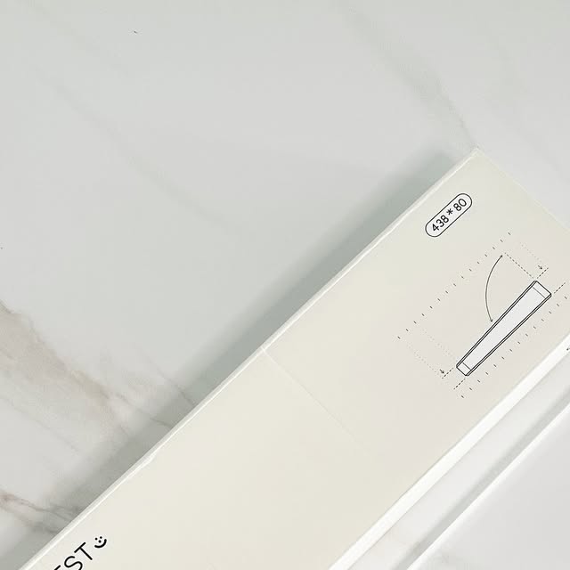 𝑹𝒚𝒐𝒖𝒏𝒈 𝒆𝒖𝒏 🩵 on Instagram: "#광고

🏷️ 페블온 아이스바 팜레스트

❝ 모던하고 세련된 디자인으로 공간과
자연스럽게 조화를 이루는 아이스바 팜레스트 ❞

기계식 키보드를 사용 하시는 분들을 위한 
페블온 아이스바 팜레스트 손목받침대 ⌨️

탁탁탁 기분좋은 타건감이 좋아서 집에서도 
회사 사무실에서도 기계식 키보드를 사용중인데
하루에 7-8시간씩 키보드를 두드리다보면
손목이 시큰시큰 피로감이 느껴질때가 많아
실리콘 손목 받침대를 사용해본적이 있는데
사용하다보면 쿠션꺼짐과 이염과 변색이 쉽게되서
잘 사용안하게 되더라구요. 

그러다 지금 페블온에서 출시된
아크릴 팜레스트를 사용중인데 너무 마음에들어요 ( ܸܸ ì ·̫ í ⑅ )👍🏻

흰색.검정색 이외에도 저처럼 커스텀해서 컬러감이
다양하게 들어간 키보드를 사용하시는 분들
페블온 아크릴 팜레스트는 깔끔한 투명이라서
어떤 디자인의 키보드와 놓아도 잘 어울려요.

앞면은 무광으로 지문과 오염에 강하고
뒷면은 매끈하고 투명해서 고급스러워보이면서
장시간 사용해도 손목에 땀이 차지않아서
쾌적하게 사용 가능해요.

손목이 꺾인 채로 장시간 키보드를 사용하면
손목터널증후군으로 이어질수있어 손목 아래를 받쳐
키보드와 최대한 수평을 유지하는것이 중요한데
페블온 팜레스트는3.6도 틸트 설계로 손목이 
가장 편안하게 기댈수있는 최적의 각도를 구현해
사용하다보면 손목 부담이 확실히 줄어듬이 느껴져요.

키보드 높이와 맞지 않는다면 팜레스트와 함께오는
실리콘 범폰을 사용해 높이 조절해서 사용하시면
밀림도 방지되고 좋아요. վ'ᴗ' ի･:* .♬

팜레스트도 단순히 손목을 받치는 도구가 아니라 
작은 일상에 특별한 아이템으로 사용해보세요. ♡ᩚ

#팜레스트#페블온#기계식키보드
#투명받침대#손목받침대#아크릴손목받침대
#아크릴팜레스트#아이스바팜레스트"