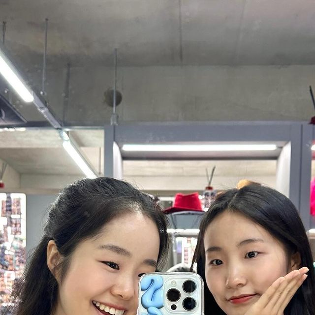 윤아 ʏᴜɴᴀ on Instagram: "#제품제공 @likemake_official 

여름에 딱 어울리는 블루 컬러에 귀여운 ‘Happiness’ 프린팅🩵🫧
상세페이지 사진처럼 선명하고, 후면은 PC소재로 되어 있어서 튼튼!
해피니스 케이스처럼 모두모두 Happiness 행복하쟈 :)
* ‘미디어 추가 허용’ 기능 빼고 재업로드 했어요~!"