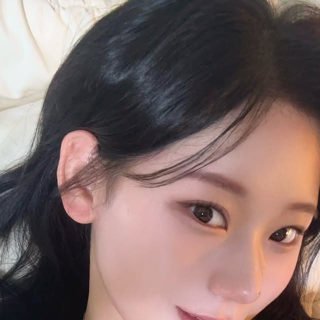 장희진 on Instagram: "#광고 @2an_official 
색감 예쁜 러블리 무드는, 투에이엔 러브 버블 컬렉션 🎀🩷

저번에 투에이엔 러브 버블 컬렉션을 사용하고 반해서 이번에는 저에게 잘 어울리는 컬러들로 직접 테스트해 보고 델꼬 와쏘용••♥ 웜•쿨 가리지 않는 러블리한 색감이 너무 예뻐요 > . < !!

✿ 듀얼치크 | 06 핑크페탈
딸기우유 컬러와 소프트 베리 컬러 믹스 색상이 너무 이뻐요. 발색도 맑아서 부담 없이 쓰기 좋아요 🍓

✿ 하이라이터 | ND02 클리어, IV01 슈가베일
발색력 미친 투명광🫧 은은하게 올라가서 볼, 콧대, 눈 앞머리까지 영롱하게! 투에이엔 하이라이터는 진짜 못 지나치죠•••♥

✿ 립 | 02, 03, 05, 08
물광이 맺힌 듯한 투명한 광이 미쳤어요😻 텍스처가 너무 편하고 끈적임도 거의 없어서 데일리 립으로 추천!

✿ 파운데이션 | 19 페일 베이지, 20 복숭아, 21 아이보리
손으로 발라도 각질 부각 없이 발림성 너무 좋고, 무엇보다 색상 진짜 이뻐요🍑 전 호수 모두 자연스럽고 말은 혈색을 만들어 주는 톤업 효과가 있는 색상!

✿ 듀얼 아이라이너 | 02 베베핑크, 03 타로버니
여리여리한 색감과 섬세한 펄감이 너무 예뻐요! 듀얼 타입으로 다양한 눈매 연출이 가능하며, 데일리부터 러블리 메이크업까지 활용도 굿!♥

4일까지 올리브영 할인이니 참고하셔서, 러브 버블 컬렉션으로 사랑스러움 충전하세요 🎀🫧

#올영픽 #올리브영추천템 #올영필수템 #러브버블컬렉션 #롱웨어링파운데이션미니 #컬러플레이듀얼라이너"