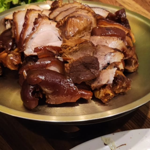 표로로 on Instagram: "#광고#시립대맛집#호야네족발동대문점🍖

동대문 시립대쪽에 로컬맛집이 있다고해서 다녀왔어요

비오는날 기본으로 나오는 뜨끈한 오뎅국물에 
한병🍶 순삭이고요

계란찜이랑 부추무침에 야들야들한 족발까지!🍖
족발은 퍽퍽하지 않고 탱글탱글하고 간도 적당한게 맛있는 족발이였어요👍
청양고추소스가 완전 킥✨️이고요 
보쌈김치에 무말랭이까지 기본찬으로 나오는데 보쌈 시켜먹고싶더라구요!
막국수는 국물자작한스타일의 양념이라 족발이랑 싸먹기 딱이더라구요!
음식 다 먹을때까지 따뜻하게 먹을수있게 온도유지는 센스만점!
외국인들도 많이와서 영어메뉴판도 구비되어있으니 외국인친구들 데리고 오기도 좋겠죠?

🔸️매장명: 호야네 족발 동대문점
🔸️주소: 서울 동대문구 전농로 189 1층
🔸️추천메뉴: 족발 불족발 보쌈

#보쌈#불족발#반반족발#불미니족#동네맛집#불족발맛집#전농동맛집#청량리맛집#청량리역맛집#휘경동맛집#용답동맛집#족발맛집#보쌈맛집#호야네족발#동대문로컬맛집#시립대족발#족발맛집#동대문핫플#도시락#1인분#혼밥"