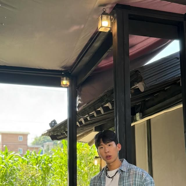 주정원 on Instagram: "#협찬
.
테토남.에겐남.너드남 이런 체크 셔츠는 한 개쯤 가지고있야죠
다른 제품들과 큰 차이점은 옷 소재 인것 같아요
부드럽게 흐르는 오버핏 체크 셔츠 빈티지한 컬러감이 일상에 포근함을 더 해줘 가벼운 두께감으로 봄, 가을엔 단품으로, 겨울엔 레이어드 아이템으로도 제격.
자연스러운 실루엣과 단추 여밈 디테일이 담백한 매력을 완성합니다.
POLYESTER 75% / COTTON 25% 소재로 편안함과 실용성을 모두 잡았습니다.
.
@standarderror_official 
.
무신사 구매 링크⬇️⬇️
.
https://www.musinsa.com/products/4227441
.
스탠다드 에러 스토어⬇️⬇️
.
https://standarderror.co.kr
.
.
#스탠다드에러 #STANDARDERROR #남여공용셔츠 #셔츠 #셔츠추천 #긴팔셔츠 #오버핏 #체크셔츠 #간절기셔츠 #Shirt  #CheckShirt  #Long-Sleeved Check Shirt #빈티지셔츠 #패키지 #1+1패키지"
