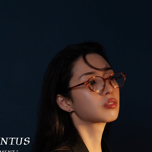 송아 on Instagram: "#광고 

쓰기만 해도 무드가 흘러 넘치는 @momentus_eyewear 안경

꾸안꾸, 꾸꾸꾸 둘 다 너무 잘 어울려서 인생템이 되어버렸다..🥹💞"