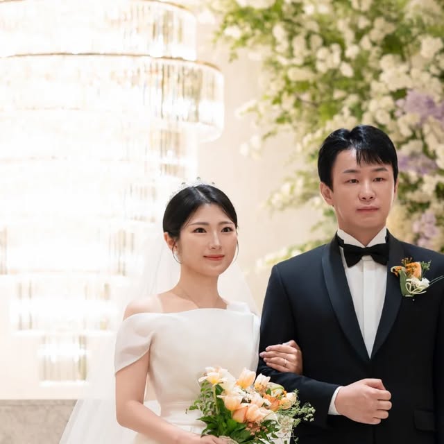 쏘쏘 on Instagram: "#광고 결혼식 올린 지도 벌써 1주년!
오랜만에 당시 사진들을 쭈욱 보는데,
그때의 기억이 떠올라 아련해지다가도
더 예쁜 모습으로 그 자리에 있었으면...
하는 마음에 아쉽기도 하더라고요🥲

그렇다고 재혼할 수도 없는 와중에
좋은 기회로 #웨딩보정업체
🏵블루밍데이🏵를 통해서
추억(사진) 보정을 하게 되었어요~

지금까지도 다 빼지 못한 살과 함께
전체적인 라인 정리와 옆에 계신
남성분도 좀 더 세련되게 다듬어달라고
부탁드렸는데 뛰어난 미감으로 적절히
낋여주신 덕분에 마치 제가 원래 저렇게
예뻤던 것처럼 느껴져서 만족스러워요~
역시 다이어트와 성형은 포토샵으루~😉

묵혀놓은 사진이 3,000장 정도 되는데
이렇게 보정해서 꺼내놓으니
쪼금 뿌듯하구 좋으네요...😊
블루밍데이는 #긴급보정업체 로서
놀라운 속도로 정확한 #웨딩보정 을
선보여주셨는데요~ 많은 양의 사진도
빠르게 보정해주시구 꼼꼼하게 피드백
받아 가며 작업을 완료해 주셔서, 결혼을
준비 중이시거나 또는 식을 마치신
커플들에게 진심으로 추천해 드립니다!

산처럼 쌓인 웨딩 스냅 사진을 보정하고
싶으시다면 @blooming_day_s2 으로...
이번에 보정을 맡기면서 할인 쿠폰도
받았는데요! 마지막장에 올려놓은
쿠폰 이미지를 제시하시면
조금 더 저렴한 가격에 보정 서비스를
제공받으실 수 있으니 꼭 챙기세용~🫰"