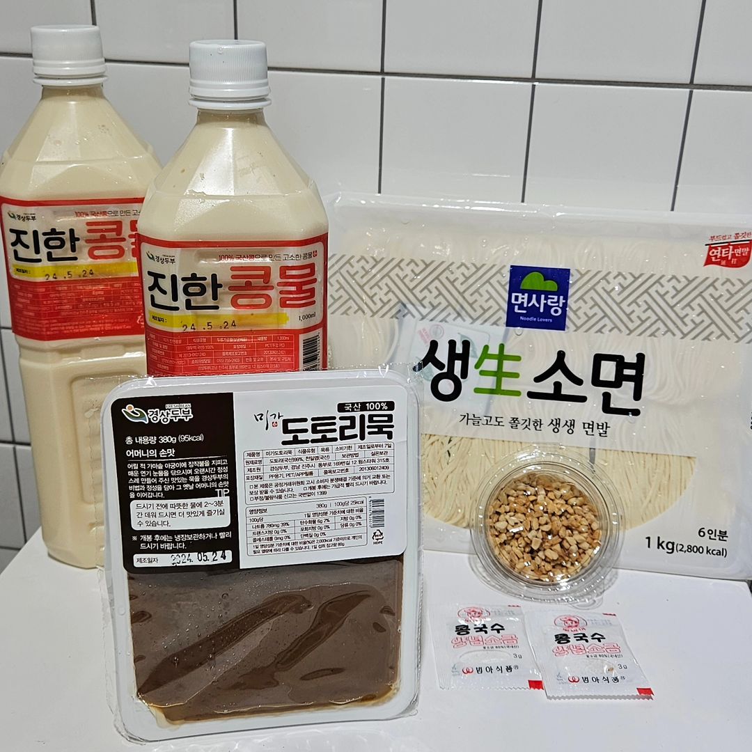 ⭐ | #광고 콩국수의 계절이 시작되었어요 💦 특별한비법도 꾸밈도 없이 그냥 진하게 갈아담은 순수한 국산콩 콩물 경상두부에서 소량씩 매일 만들어서 보내준답니다 진짜 고소하고 진하고 건강한맛 콩국물은 콩국수로 거의 먹지만 콩물만 마셔도 콩단백섭취에 … | Instagram