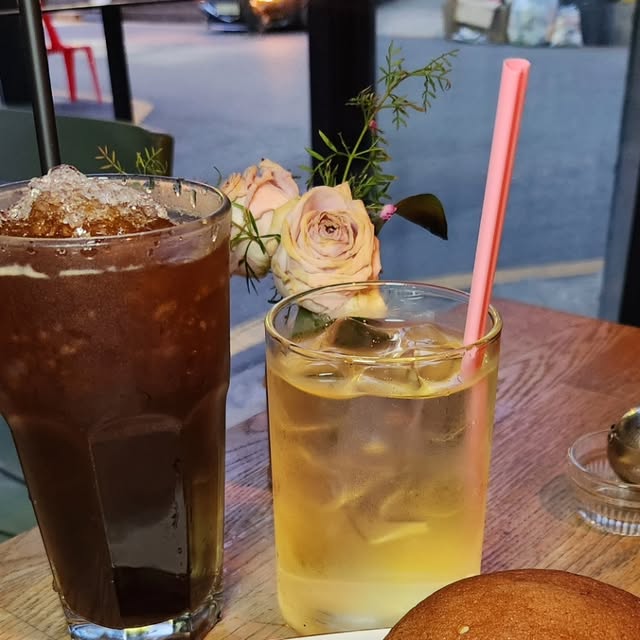 다율히히 on Instagram: "#광고

✨강남 잇테이블✨ 

조용하고 은은한 조명으로 강남에서 감성 충전 완료
아메리카노☕는 고소하고 쌉싸름한 밸런스 완벽
허브티🍵는 향긋하고 부드러워서 입안 가득 편안함이 퍼졌음 

디저트도 맛도리 직접 베이킹을 하시는 느낌에
커피번🥐은 겉은 바삭, 안은 부드럽게 버터향 가득
쿠키🍪는 꾸덕하고 고소했고
브라우니🍫는 진한 초콜릿 풍미가 찐하게 남음 

조용한 음악 + 따뜻한 톤의 인테리어 + 창가 자리
사진도 예쁘게 잘 나오고
시간이 느리게 흐르는 느낌이었음

#역삼카페#역삼동카페#잇테이블#ittable#강남카페#역삼커피숍#역삼동커피숍#예쁜카페#조용한카페#데이트장소추천#카페투어#카페탐방#강남역카페#강남역추천맛집#강남역카페추천#소개팅장소#소개팅하기좋은곳
#카페스타그램 #강남카페투어 #디저트맛집 #잇테이블 #카페감성 #커피타임"