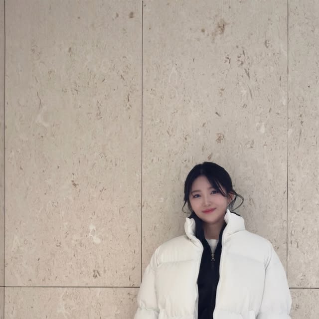 윤져니 on Instagram: "#광고 🤍 겨울 코디에 포인트 주기 좋은 오사와 미츠리 크롭 하이넥 패딩 화이트 리뷰 🤍 요즘 데일리 아우터로 가장 자주 손이 가는 패딩이에요. 전체적으로 베이직하