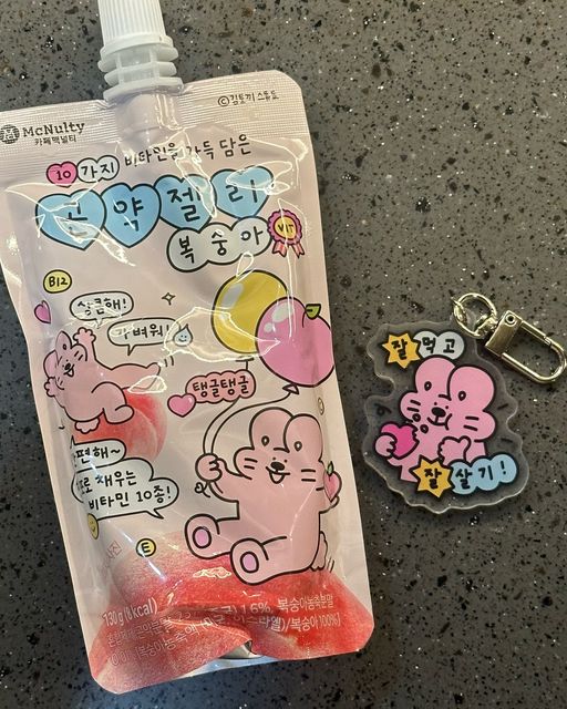 민지 on Instagram: "쨘 엄청 기엽죠!!
김토끼와 맥널티가 콜라보하여 출시한 달콤한 복숭아맛 곤약젤리에용🤍
달콤하지만 곤약젤리라 살도 안찌구 당 걱정 없는 제로슈가라서 맛있고 건강하게 즐길 수 있어요 ;)

8칼로리 만으로 포만감을 채워줘서 다이어트 하면서 먹기 좋은 간식이에요 !̆̈ 이거면 입터지는 거 방지 완전 가능💓
간편하게 즐길 수 있는 파우치 형태라 저는 출근길 지하철에서 하나씩 먹구있어요👄

비타민이 부족하신 분들은 10가지 비타민의 하루 권장량을 단 한포로 100%로 충족 되니까 정말 맛있게 건강해질 수 있겠죠?̊̈

HACCP인증 공장에서 제조해서 믿고 먹을 수 있어요

단맛이 너무 과하지 않고 적당히 달달하구 맛있어서 좋았어요
다이어트 저희 같이 건강하고 맛있게 해봐요🙌🤍🤍

#맥널티 #맥널티커피 #카페맥널티 #김토끼 #곤약젤리 #다이어트젤리 #다이어트 #복숭아젤리 #비타민 #건강한간식"