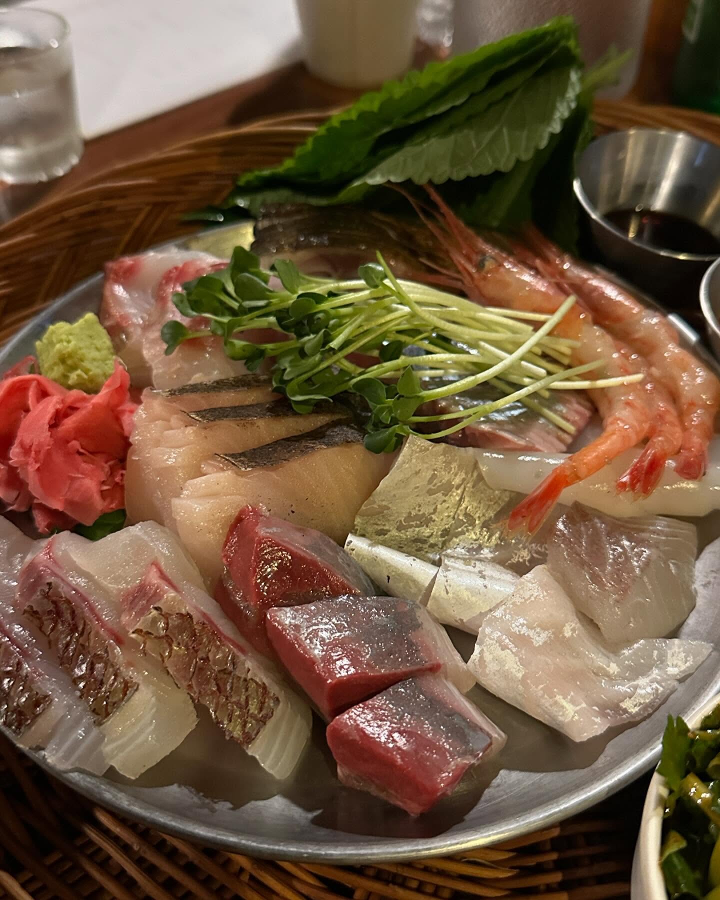 신당에 위치한 말질로..
숙성회와 해산물, 그리고 해물라면이면 소주가 쭈욱~
신선하고 괜찮았던 식당이네요~😃
.
#말질로 #해산물 #숙성회 #해물라면 #신당동 #힙당동 #신당맛집 #이자카야맛집 #해산물맛집 #맛스타그램 #일상스타그램