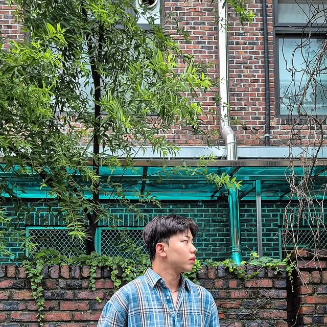 조성진 on Instagram: "#광고 빈티지한 컬러감과 여유로운 핏이 매력적인 체크 셔츠에요 🌿

스탠다드에러(@standarderror_official) / 레트로 플레이드 오버핏 포켓 긴팔 체크 셔츠

▪️ 오버핏 실루엣으로 편안하게 입기 좋고, 자연스러운 핏이 스타일에 여유를 더해주는 느낌이에요 ✨

▪️ 폴리에스터 75%, 코튼 25% 혼방으로 가볍고 얇아 여름에도 단품이나 레이어드로 활용하기 좋을 것 같아요 🌞

▪️ 빈티지한 컬러감이 포인트가 돼서 캐주얼부터 스트릿까지 폭넓게 어울릴 듯해요 😎

오늘은 데님 하프 팬츠와 샌들을 매치해 편안하면서도 개성 있는 데일리 룩으로 연출했어요 🌊

#스탠다드에러 #standarderror #셔츠 #Shirt #오버핏 #남여공용 #셔츠추천 #긴팔셔츠 #빈티지셔츠 #패키지 #1+1패키지"