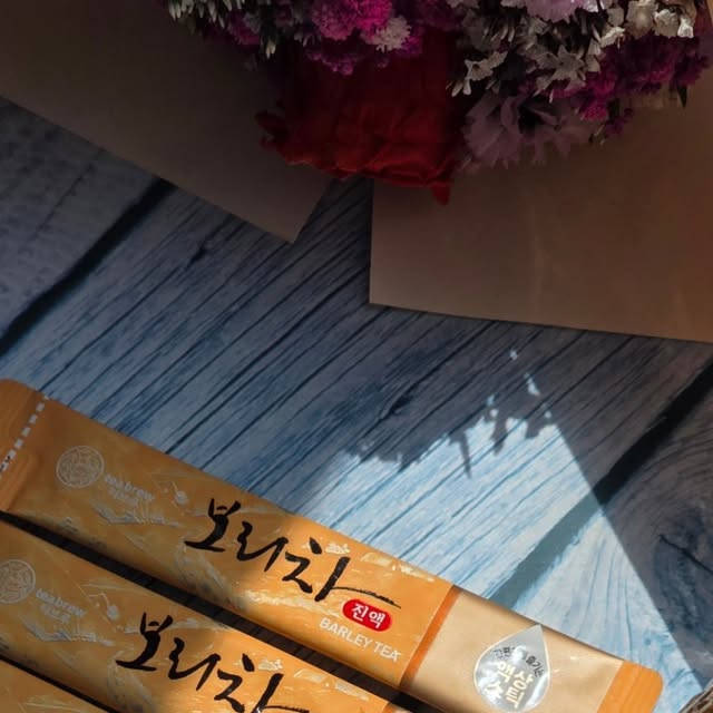 최숙현 on Instagram: "#광고 하루 종일 바쁜 일상에 
지친 당신에게 필요한 한 모금의 휴식 🌾

국내산 보리 98% 고농축 진액
#티브루보리차 와 함께

단 3초면 완성되는 진한 보리향! 
티백이나 원물 우릴 필요 없이 
물에 쏙- 부어주기만 하면 끝! 

너무 간편해서 더 자주 마시게 되는 비결 💫

왜 티브루 보리차가 특별할까요? ✨
• 국내산 보리로 만들어 더욱 구수하고 달콤한 맛
• 액상과당 NO! 장에 좋은 프락토올리고당 함유
• 1케이스로 보리차 30병 제조 가능한 놀라운 가성비
• 깔끔한 액상 스틱으로 휴대성 갑! 가방에 쏙-
• HACCP 인증받은 안전한 먹거리

"가방에 한 포 넣어다니는데 생수병에 넣어 
흔들면 3초만에 완성돼요! 
구수하고 달콤한 보리차 맛이 정말 깊게 느껴져요" 

💙 건강한 수분 섭취, 
이제 더 특별하게 즐겨보세요 💙

#보리차 #티브루 #액상차 #보리차원액 #보리차스틱"