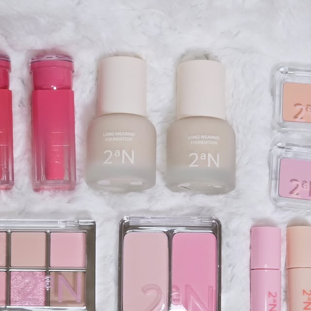 히언 on Instagram: "#광고 @2an_official

🎀 사랑스러움 한도 초과! 🎀
핑크빛으로 물든 러브 버블 컬렉션 💗

투에이엔에서 핑크빛 무드로 가득한 러브 버블 컬렉션이 새롭게 출시되었어요! 사랑스러움이 톡톡 터지는 신상 라인업을 만나보세요 💕

🫧 글레이즈 바운싱 틴트
입술에 착 감기는 쫀쫀한 텍스쳐가 탱글하고 볼륨감 있는 립을 만들어줘요.
16 슈가 버블 + [증정] 14 피그미 : 당도 최고 스트로베리 핑크
05 버블리 + [증정] 11 피치 에이드 : 생기넘치는 뉴트럴톤

🫧 배러 미 아이 팔레트 16 버블 캔디
사랑스러운 뉴트럴 핑크 컬러 구성으로 웜쿨 모두 사용 가능한 활용도 높은 팔레트예요.

🫧 듀얼치크 17 버블 하트
뽀용한 핑크가 생기를 더해줍니다.

🫧 컬러 플레이 듀얼라이너
애교살, 음영, 트임까지 한 번에! 펄 날림 없이 깔끔하게 픽싱되는 올인원 듀얼 라이너예요.
01 허니 피치 + [증정] 02 피치 메이트
02 베베 핑크
03 타로 버니
04 로지 캔디 + [증정] 01 플라워 샤워

🫧 롱 웨어링 파운데이션 미니
부담 없이 사용할 수 있는 미니 사이즈의 파운데이션이에요. 산뜻한 세미매트 타입인데 발림성이 뛰어나서 피부에 얇게 밀착됩니다.
[올영단독] 20 복숭아 : 핑크빛 채도로 피부톤을 화사하고 투명한 피부 표현이 가능해요.
21 아이보리 : 내 피부처럼 자연스럽고 깔끔한 스킨톤을 연출합니다.

8월 한 달간 올영픽 특가로 나만의 핑크 무드를 완성해 보세요 💗

#투에이엔 #올영픽 #올리브영추천템 #올영필수템 #러브버블컬렉션 #롱웨어링파운데이션미니 #컬러플레이듀얼라이너 #배러미아이팔레트 #듀얼치크"