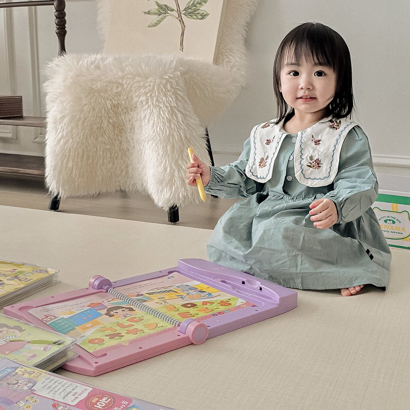 #협찬 #제품제공
👶💛 요즘 우리 아인이는 📚토이트론 퓨처북 달님이 국영수 세트에 푹 빠졌어요! 🤩 놀면서 한글, 영어, 수학까지 자연스럽게 배울 수 있는 완벽한 장난감이랍니다. 🎶 전자펜으로 그림을 누르면 소리와 함께 배우는 재미, 놀이처럼 학습할 수 있어요! 아이의 호기심을 자극하고 학습을 도와줄 최고의 아이템, 강력 추천드려요! 🙌

futurebook_toytron toytron_official

#육아템 #두돌아기장난감 #퓨처북 #토이트론 #학습놀이 #달님이유치원 #퓨처북 #책육아