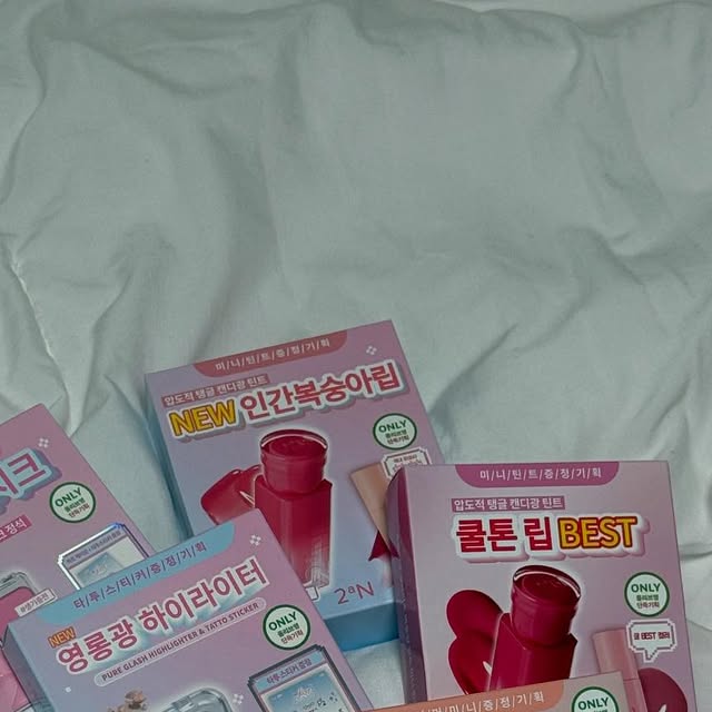 이연주 on Instagram: "#광고 #협찬
🩷올리브영 메이크업 카테고리 1위🩷
색조맛집인 투에이엔 2aN
아이돌 하츠투하츠도 사용하는 브랜드 

쿨톤 웜톤 안가리고 다 너무 이쁘게 색깔을 뽑아서 8월 올영 세일때 잔뜩 담아버리기 
저는 쿨톤 웜톤 제품 골고루 담아봤어요 !

🎀 투에이엔 듀얼치크 
16 핑크텐션 
오늘 공주하고 싶다 하면 딱 볼에 올려주면 완성 !

🎀투에이엔 베러미 아이팔레트
11호 드리밍
데일리템으로 너무 이쁘고 출근하는 직장인에게도 하나면 끝 !

🎀투에이엔 퓨어 그랠시 하이라이터
lV01 슈가베일
ND02 클리어
코 끝이나 입술위에 슈가베일로 밝혀주고 눈밑 이마 중앙에 클리어로 해주면 러블리한 느낌을 바로 가져갈수 있어요 !

🎀투에이엔 롱 웨어링 파운데이션 미니
20호 복숭아
핑크빛에 얼굴을 밝혀주는 컬러로 만약 본인이 피부가 조금 어두운 편이라면 다른 호수를 베이스로 얇게 바른 후 밝혀주고 싶은 부분에 살포시 덮어주면 입체감을 주면서 이쁜 톤의 피부표현을 할 수 있어요 !

🎀투에이엔 컬러 플레이 듀얼라이너
01 허니피치
02 베베핑크
눈화장 할때 애교살 표현으로 귀여움을 연출 할 수 있는데 음영라이너와 펄라이너가 함께 있어 사용하기 편하고 픽싱라이너로 또 번지지하고 오래유지돼요 !

🎀글레이즈 바운싱 틴트
16 피치버블
09 캔디 츄
두 컬러 다 너무 이쁘고 같이 레이어드 해도 이쁜 색깔들이에요 !

신상제품도 많고 올리브영 세일에 맞춰서 기획 아이템 구성도 좋으니 바로 올리브영으로 슝슝 가보세요 !

#올영픽 #올리브영추천템 #올영필수템 #러브버블컬렉션 #롱웨어링파운데이션미니 #컬러플레이듀얼라이너"