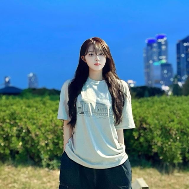 @s_5xo._ on Instagram: "#협찬 #광고 #무신사 [스탠다드에러] IRT168 컴팩트얀 엔자임 워싱 드로잉 칼리지 반팔티🎧

COTTON 100%
베이직한 형태의 오버핏 실루엣의 티셔츠로 컴팩트사를 이용한 원단을 사용해 고급스러운 무드를 연출합니다

 베이직한 디자인으로 데일리하게 입을수있다는 장점이 돋보이는 제품입니다

반팔은 기장이 중요한데 팔부분 기장이 팔꿈치에 걸쳐 힙무드가 낭낭해서 오버핏티셔츠 보고계신 분들에게 추천해요!(정사이즈 추천🙈♡)

제품 링크👇[ 스탠다드에러 ]

https://www.musinsa.com/app/goods/3344232

#광고#광고#스탠다드에러#남녀공용#데일리룩#무신사#반팔#반팔티#반팔추천#반팔코디#standarderror"