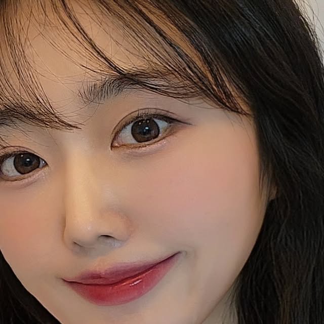 @jhslaaa on Instagram: "요즘 데일리 메이크업에 생기를 더해주고 싶어서 투에이엔 듀얼치크랑 하이라이터를 써봤다 매장에서 실제로 발색해보고 골랐는데 블렌딩이 너무 부드럽게 잘돼서 놀랐고 색 조합도 은은하게 예뻐서 매일 손이 가게 됐다✨ 하이라이터는 과하지 않게 광이 올라와서 데일리룩에 딱 좋았다 친구들도 뭐 썼냐고 물어봐서 뿌듯했음☺️ 봄웜톤이신 분들 특히 추천드리고 싶다 이번에 리뷰하면서 다시 봄메컵에 꽂히게 됐다 매장에서 직접 테스트해보고 고를 수 있어서 더 만족스러웠다

#광고 #투에이엔 #블루밍가든 #올영추천 #봄웜 #봄웜라 #듀얼치크 #하이라이터 #2aN#리얼딸기우유 #리뷰쉐어#니어웨어#지그재그니트"