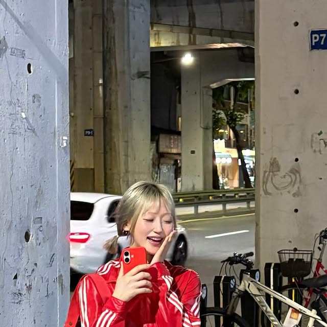 EUNCHAE BAEK on Instagram: "🎈👧🏼

 허리부터 밑단까지 자연스럽게!
남녀노소 누가 입어도 예쁠 수 밖에 없는 곡선 핏에 환장🤦‍♀️

터치감이 부드럽고 견고해 편안하게 착용할 수 이따✌️

이번에도 역시나 그 유명한 YKK사의 고급 지퍼 사용으로
워터슬라이드 마냥 부드러운 슬라이딩...♡ 

캣워싱은 말해모해 너무 예쁘지 않나요?ㅠ.,ㅠ
빈티지한 옐로우 워싱이 넘나 내 취향 저격...😖🫶

실루엣부터 컬러감, 착용감 뭐 하나 빠지는 거 없는 제품이라
주구장창 손이 갈 것 같은 요 느낌은... 
스탠다드에러 팬츠 러버에게 너무나 큰 확신
아이시떼루요 🫰

@standarderror_official 

🔍 [빈티지 캣워싱 와이드 데님팬츠 빈티지]
공홈 또는 무신사에서 만나볼 수 있습니다!

-

-

-

#스탠다드에러 #STANDARDERROR #남여공용팬츠 #데님 #데님팬츠 #팬츠 #바지 #와이드바지 #워싱팬츠 #와이드팬츠 #데일리룩 #바지추천 #DenimPants #Denim #Pants #의류학과 #패디과 #패션인스타 #패션계정맞팔"