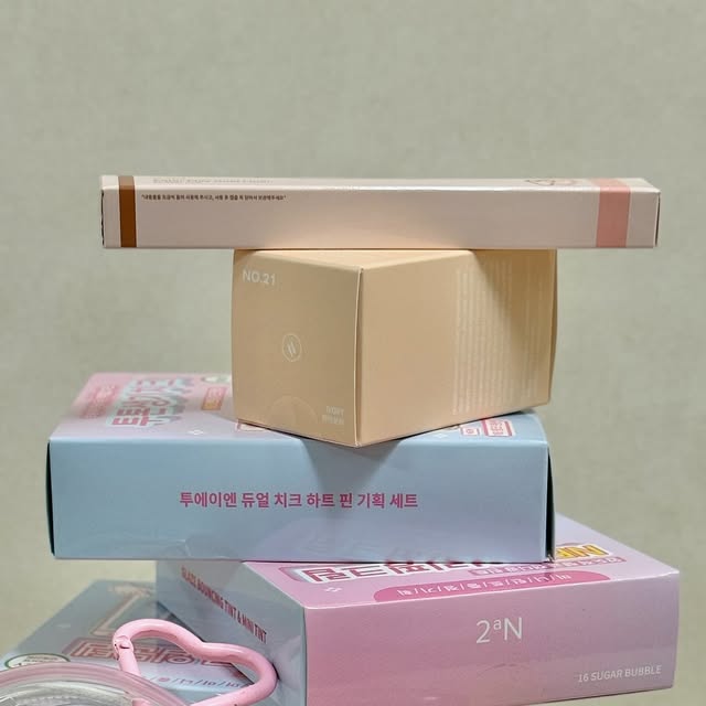 김 은정 on Instagram: "#광고 🩷신제품 출시🩷

색감 예쁘고, 가성비까지 좋은 
<투에이엔> 소식이에요🎶

🩷러브 버블 컬렉션 리스트🩷
📌글레이즈 바운싱 틴트-피치버블, 슈가버블
📌배러 미 아이 팔레트-버블캔디
📌듀얼 치크-핑크 텐션, 버블 하트
📌퓨어 글래시 하이라이터-슈가 베일 

🩷롱 웨어링 파운데이션🩷

🩷컬러 플레이 듀얼 라이너🩷

이렇게 쟁여두면 마음 든든한거 아시죠?! 
가끔 하는 화장이지만,
곱게 치장할 생각해 신나네요🎶

제 취향은 컬러 플레이 듀얼 라이너 1,2호✨
1호는 두개 샀어요🥰

사은품 파우치,
진짜 너무 사랑스럽잖아요❣️

이번 제품들 중에 
미니 증정품이 들어있는 걸로 사시면
완전 득템이에요‼️
.
.
.
#올영픽 #올리브영추천템 
#올영필수템#러브버블컬렉션
#롱웨어링파운데이션미니
#컬러플레이듀얼라이너"