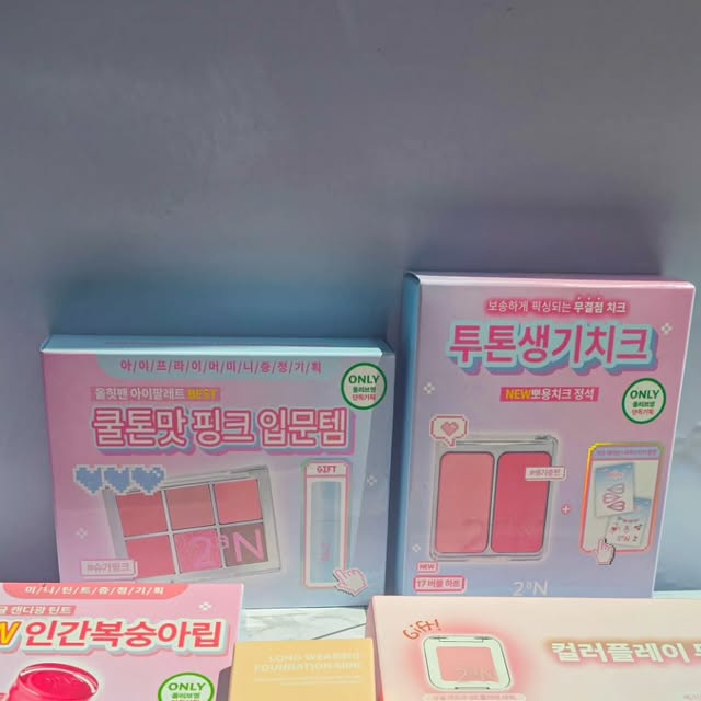 여행 크리에이터 l 만렙여행자 on Instagram: "#광고

💄투에이엔 올영픽 추천템

투에이엔 베러 미 아이팔레트
아이돌 팔레트 
쿨톤맛 핑크 입문템
뉴트럴한 핑크 컬러라 웜톤.쿨톤 모두
화사한 메이크업 가능!!

투에이엔 롱 웨어링 파운데이션 미니
미니 파운데이션 only 올영 복숭아 컬러
투명하고 맑은 베이비 복숭아톤 베이스
칙칙한 피부에 생기 up 뽀얀 톤업효과!

투에이엔 컬러플레이 듀얼라이너
사방트임 픽싱 듀얼 라이너
중안부를 짧게 만들어 베이비 페이스 연출!
펄과 찰떡인 음영 컬러로 완벽한 조합

투에이엔 듀얼치크
아이돌 뽀용템
투톤 생기치크
덧발라도 맑고 투명한 생기컬러
번들거림 없는 보송한 마무리감

미니틴트 인간복숭아립
더 가벼워진 글레이즈 바운싱 틴트
톤별 레이어링으로 더블 바운싱 꿀조합 Look
맑착 텍스쳐!

#올영픽 #올리브영추천템 #올영필수템 #러브버블컬렉션 #롱웨어링파운데이션미니 #컬러플레이듀얼라이너"
