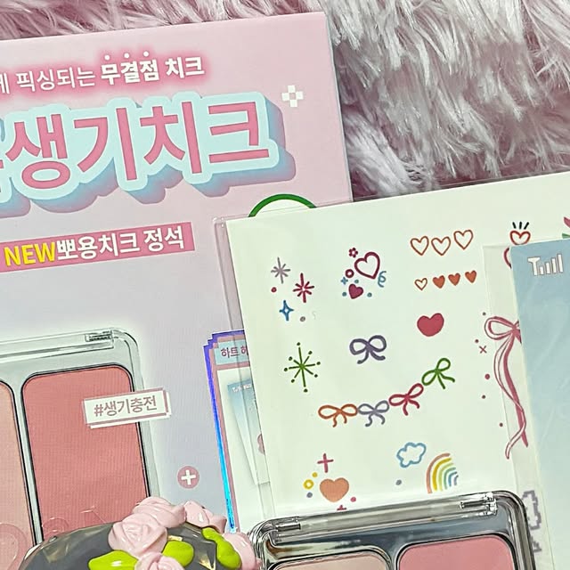 yoon minju on Instagram: "✨8월 올영 pick✨ 투에이엔 추천 💕 

🩷투에이엔 듀얼 치크 브러쉬 

올리브영 단독기획으로 나온 투에이엔 듀얼 치크는 부드러운 택스처가 포인트였어요 

그날의 분위기에 맞춰 다르게 믹스하여 나만의 다채로운 무드를 연출할수 있는 만큼 확실히 화장해보니 
매일 다른 분위기가 연출되게 해주는 느낌이었어요

단독으로 바르거나 하면따로 발라도 되고 같이 들어있는 러블리한 하트핀과 타투스티커까지 들어있어 
1석2조의 가성비 구성템이었어요:) 저는16 핑크텐션과 17 버블하트를 구매해 보았어요

생기부족한 날에 한방울 추가된 느낌을 받고싶은 분께 추천드려요

그리고 듀얼치크 브러쉬 세트는 브러쉬를 같이 주는데 여러번 쌓아올려도 뭉침없는 브러쉬라 마구 발라도 뭉쳐보이지 않는 느낌이었어요

웜/뉴트럴/쿨 등 자신에게 맞는 피부톤에 맞춰 골라 사면 되게 되어있더라구요

저는 06 pink petal 이라는 제품과 09 heart balloond으로 구매해 이용헤 보았는데 너무 원하던 컬러라 만족스러웠어요

롱 웨어링 파운데이션 미니 재품은 커버가 되는 동시에 선크림 미백크림 주름개선 크림의 효과도 있어서 하나로 3가지를 모두 바른거 같은 제품이에요

얇고 쫀쫀하게 발리는 느낌이라서 발림성이 좋고 호수도 밝은 거부터 있어서 피부색에 딱 맞춰지는 느낌이었어요

화사하지만 너무 끈적이는 걸 싫어하는 분깨 추천드려요!

마지막으로 소개드릴 제품은 투에이엔 퓨어 글래시 하이라이터 제품인데 진짜 실물이 너무 예쁜 제품 같아요

맑고 투명하게 딱 반짝이는 윤슬처럼 포인트를 줘서 포인트 주기 딱 좋은 제품이었어요

여러번 발라도 뭉치는 느낌이 없고 인위적으로 빛나는 감이 적어서 계속 쌓아올리며 발라도 괜찮았어요!

수정화장할때도 하나씩 들고다니기 딱 좋은 사이즈라 만족스러웠어요

색도 여러가지 있는데 저는 프로스티와 핑크벨 클리어 제품을 써보았어요

가볍게 나가는 길에도 툭 발라주기 좋아서 꾸안꾸 하시는 분들께도 추천드려요!

지금 매가 행사로 할인해서 쟁겨두는 것도 좋을거 같아요

#올영픽 #올리브영추천템 #올영필수템 #러브버블컬렉션 #롱웨어링파운데이션미니 #컬러플레이듀얼라이너

* 사진속 피규어는 연출 상품으로 구성품이 아님을 알려드립니당"