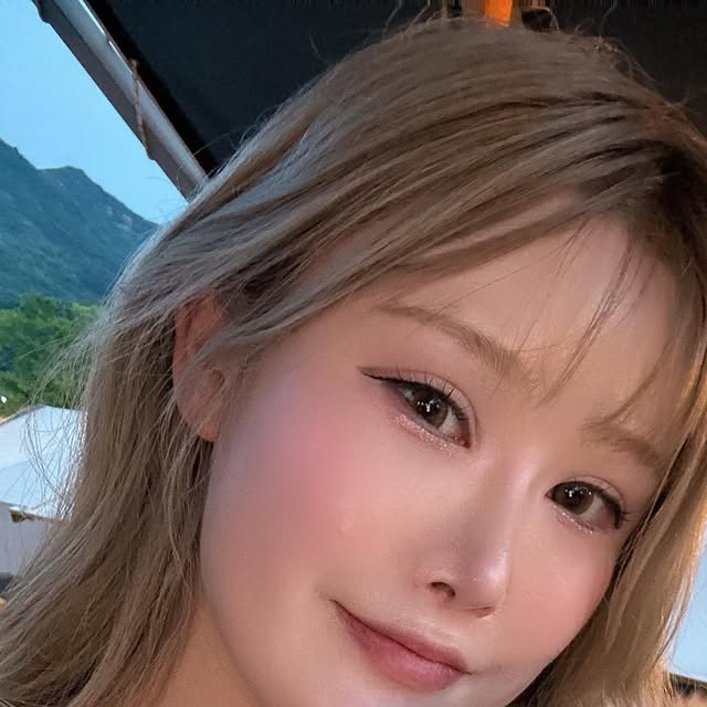 Jenna on Instagram: "@parkofdream__glamping 

어릴때 말고 가족여행 간지 오래됬는데 정말 오랜만에 글램핑🏕️
포레스트 뷰에🌿계곡도 있고,글램핑 훈연 가능하고 불멍도 때려주면 진짜 시설이 잘 되어있어서 너므 재밌는 하루 보냈다👍🏻🩷

강아지도 올 수 있어서 모찌랑 같이 왔는데 멍멍이가 체력 다 빠질 때까지 놀더라구요ᩚ?

체험하는것도 여러가지 있고 훈연바베큐,불멍,스모어키트 등등
너무 절 갖춰져있고 우선 시설이 진짜 깔끔해서 좋았당 
아침에 일어나서 멍멍이랑 아침 산책도 해주고 우선 위에 테라스 있는게 넘 낭만 뿜뿜이라 나..남친생기면 꼭 올꺼시야😛
며칠 더 있고 싶었는데 다음에 또 오는걸로 (●´ω｀●) 🍀

#글램핑  #glamping #parkofdream #파크오브드림
#키즈체험 #kidscamping #공주 #공주글램핑 #대전근교 #동학사"