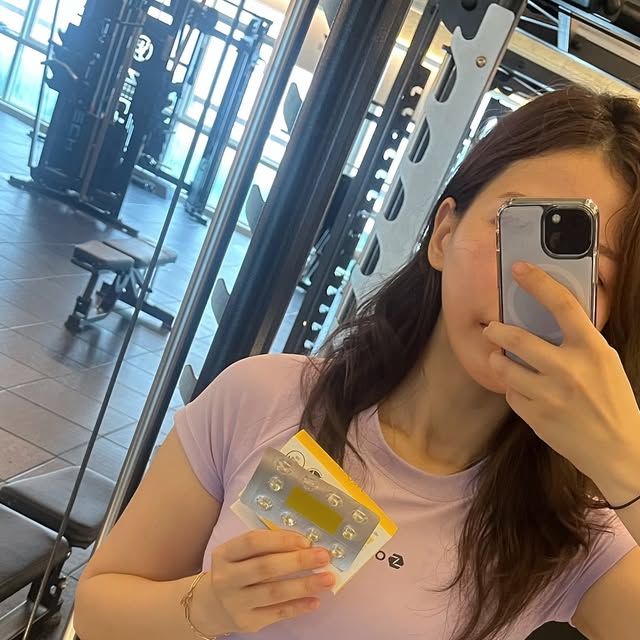 쿠잉의 운동계정🫧🤍 on Instagram: "#광고 

오늘도 @_wefitness__ 에서 필라테스랑 유산소 타주고
#위휘트니스첨단점 에서 #첨단헬스장 #첨단필라테스 
함께 해주니 최고죵 💜

운동하고 먹어준 제품은 바로 ‼️
☀️헬퓨 비건 비타민D3 2000IU ☀️

✅임산부
✅성장기 청소년
✅자외선 차단제를 자주 사용하고 실내생활하는 직장인
✅중장년층 부모님, 특히 골다공증을 조심해야하는 엄마한테 선물로 딱😊

비타민D는 뼈 형성에도 중요하고
비타민E는 항산화 작용으로 세포보호 해주니 꼭 챙겨주세요!

🩵하루 1번만 먹으면 되서 간편하고
🩵진짜 작은 초소형 우리 100mg캡슐이라 삼킨지도 모를정도로 목넘김이 편함👍🏻

〰️원료부터 완제품까지 비건 인증 식물성 비타민D3
〰️1일 권장섭취기준치 500% 충족, 비타민D 부족 케어 끝!!
〰️식물유래 비타민E 함유로 산화 안정성⭐️
〰️전 성분 NON-GMO, 첨가물 10 FREE 

#비타민D#비건비타민D#임산부비타민D#비타민D결핍#비타민D수치#비타민D2000IU#비타민디효능#헬퓨"