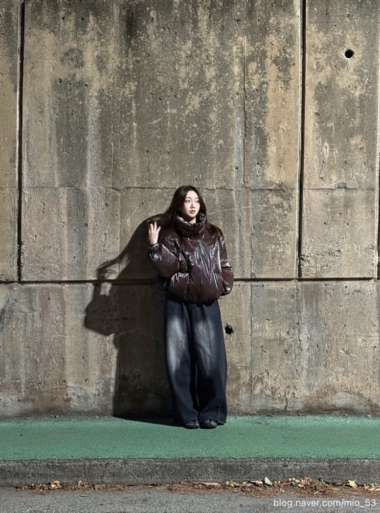 무신사 패딩 비바브라운 85-VIVA045 글로시 커브드 라인 크롭 숏패딩 브라운 착용후기