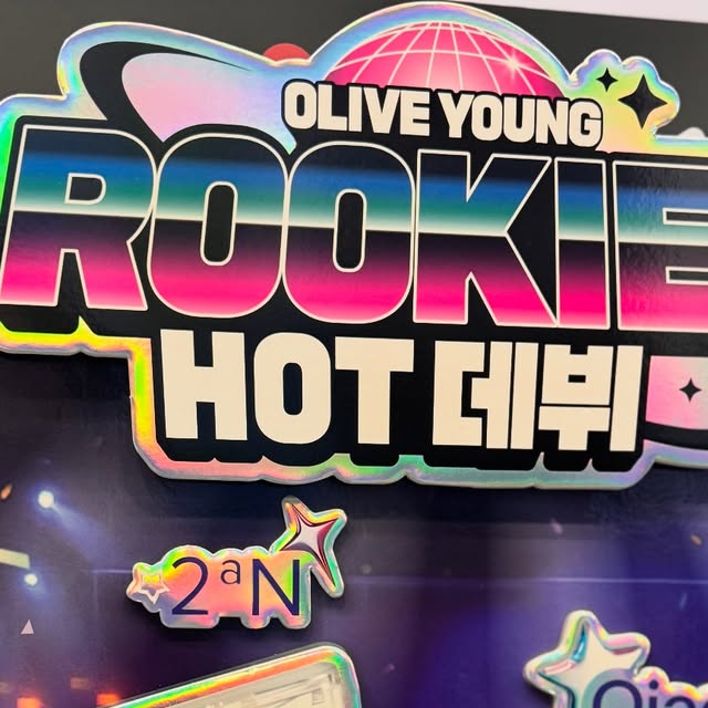 포우🌼 on Instagram: "#광고 

투에이엔 제품이 올영pick 으로 선정되었다고해요.
평소 잘 사용하는 브랜드라 요번에 직접 가서 구경해봤습니다😉

1.투에이엔 롱 웨어링 파운데이션 미니
- 20호 복숭아, 19호 페일베이지
미니 파운데이션 이름에 걸맞는 15ml의 용량!
여행 갈 때, 외출할때 여기저기 챙겨다니기 좋은 사이즈에요.
제가 구매한 20호 복숭아는 뉴트럴톤에게 적합하고
19호 페일베이지는 피부가 밝으신 분들에게 적합해요.

2.투에이엔 퓨어 글래시 하이라이터
-01프로스티, 슈가베일
프로스티는 바세린광 느낌을 낼 수 있는 차르르한 하이라이터,
슈가베일은 자연스러운 베이지+쉬머 느낌의 하이라이터입니다.
둘 다 입자가 굉장히 곱고 부드럽다는 특징이 있어요.
하이라이터 용도로 사용해도 좋지만, 아이메이크업 포인트로 사용해도 손색 없는 제품이랍니다.

3.투에이엔 듀얼치크
-06 핑크페탈, (기존 소장 제품)러브, 로지
투에이엔 간판 제품이자 제 찐찐찐 추천템인 투에이엔 듀얼치크!
치크 두 색깔이 하나에 같이 들어있기 때문에 베이스&포인트를 동시에 챙길 수 있어요.
핑크페탈 / 러브로지 둘 다 누가 사용해도 무난무난한 제품이지만 색감이 맑은걸 선호하시는 분들은 핑크페탈 추천드려요.

4.투에이엔 글레이스 바운싱 틴트
- 05 버블리 (11 피치에이드 미니 증정) / 09 캔디츄 (03 레이지 미니 증정)
올영픽 투에이엔 기획전에서 가장 알짜배기라고 생각되는 제품!
특정 색상 구매시 미니 틴트를 함께 증정하는데, 요 제품들이 베스트 컬러들이어서 여기저기 가지고 다니기 좋아요.

5.투에이엔 컬러 플레이 듀얼 라이너
-02 베베핑크 / 03 타로버니
음영, 애교살을 한 번에 챙길 수 있는 아이메이크업 제품.
너무 무르지도, 단단하지도 않아서 약한 눈가 주변 피부에 사용해도 자극 없이 사용할 수 있다는게 최대 장점인 제품이에요.

- 색조 맛집 투에이엔 제품들답게 쿨톤 / 웜톤 / 뉴트럴톤이 사용하기 좋은 제품들이 많이 있는데, 미지근 쿨톤인 저도 뉴트럴톤 + 쿨톤 제품 섞어서 사용하니 평소 사용하는 미지근한 쿨 느낌이 잘 나더라구요. 전체적으로 가성비도 좋고, 제품 자체의 질도 좋아서 꾸준히 사용할것 같아요.

 #올영픽 #올리브영추천템 #올영필수템 #러브버블컬렉션 #롱웨어링파운데이션미니 #컬러플레이듀얼라이너"