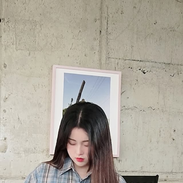 Min Kyung on Instagram: "#광고 

살면서 처음 입어보는 체크셔츠~ 첫 체크셔츠인데 너무 만족! 오버핏으로 입기 너무 좋고 남녀공용이라 커플룩으로도 괜찮을거 같은 느낌적인 느낌~ 나는 약간 겉옷 느낌으로 입긴했는데 겉옷느낌으로 입어도 좋을거 같고 속이 다 비칠정도로 얇은게 아니라서 그것도 만족! 정말 여러 색상이 있는 셔츠인데 난 개인적으로 내가 입은 87-STAN204 레트로 플레이드 오버핏 반팔 체크 셔츠 딥블루가 가장 예쁜거 같아용 강추 진짜 예쁜 색! 딥블루라고 하는데 제가 보기엔 딥블루 보다는 하늘하늘한? 그런색에 좀 더 가까운거같아요
나시같은거 입었을때도 겉옷으로 강추 남성분들도 그냥 휘뚜루마뚜루 입기 좋을거 같아요 강추💙

#STANDARDERROR #남여공용셔츠#셔츠#체크셔츠#여름셔츠#반팔셔츠#오버핏#셔츠추천#CheckShirt  #Short-Sleeved Check Shirt #전신샷 #블루셔츠 #블루셔츠코디 #셔츠추천 #셔츠코디 #전신샷스타그램 #거울샷 #상반신샷 #셀카타임 #사진맛집📸 #상의추천 #옷추천 #사진찍기 #사진장인 #ootd #daily #02"