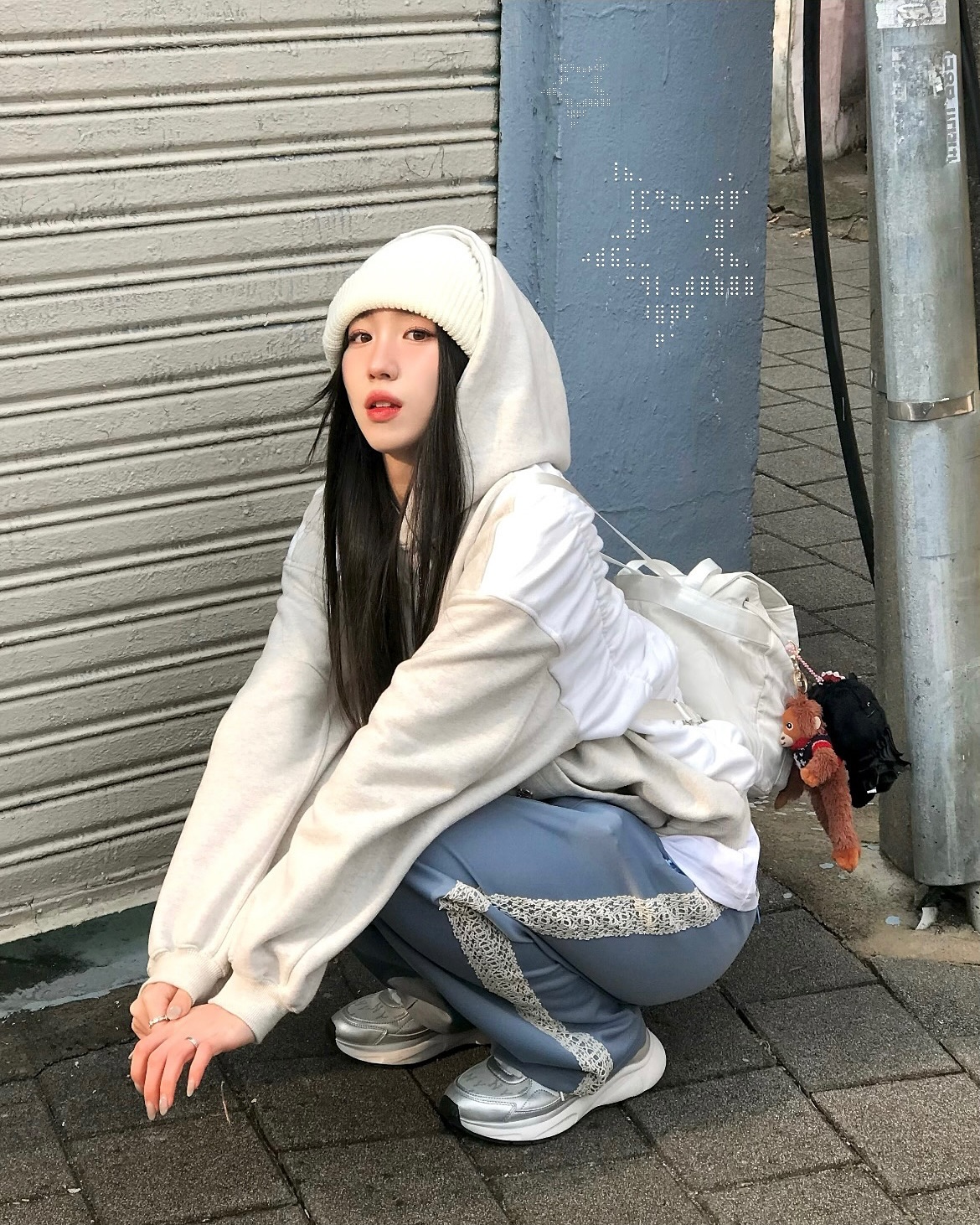요즘 이상하게 비니가 좋아요♡
레이스가 포인트인 팬츠까지 입어주니 심심하지 않은 코디 완성이고등요!

그리고 새로 장만한 저의 검댕이 악마 키티 오때요..? 요즘 저의 보물 1호랍니다☆ ⑅ ⁺

#무신사 #세븐셀라 #비니코디 #데일리룩 #오오티디 #키티 #키티키링