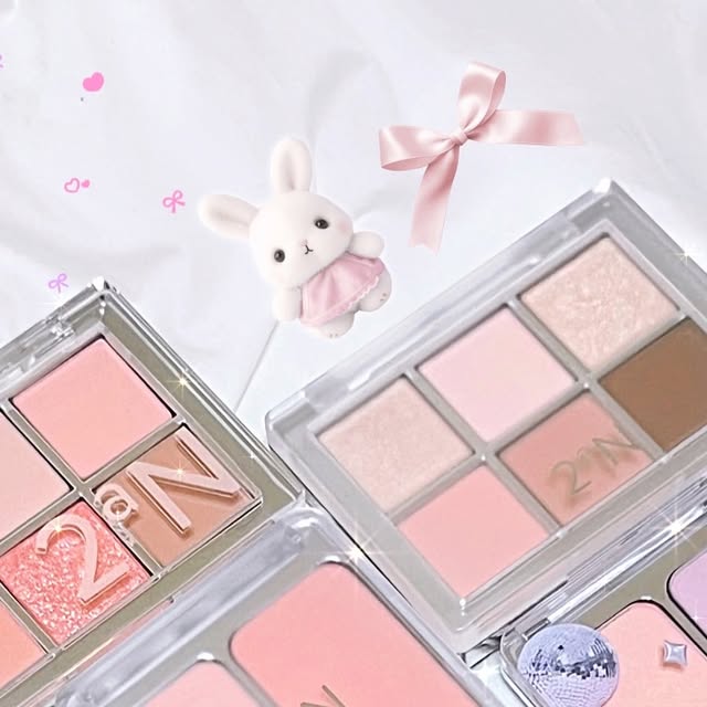 차지원 on Instagram: "#광고 🐰💖 봄웜라이트의 인생색조 모음집.Zip #투에이엔 🐰베러미 팔레트🎨 11. 드리밍 - 봄웜 찰떡 핑크 컬러로 데일리 픽✨ 12. 버블검 - 코랄 컬러로 뽀용 복