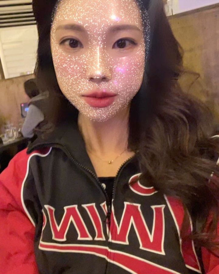 curlyshyll_official  #광고

내 힘없고 늘어지는 얇은 모발을 관리해주는 #커리쉴 🧡
N년째 두피부터 모발 끝깥지, 집이든 밖이든 항상 챙기는
필수템! 요즘 다시 푹 빠진 시트러스 티트리 샴푸
처음 머리감았던날 두피의 그 시원함을 잊을 수 없오요~🌿

리바이탈라이징 앰플로 내 두피까지 건강하게🌳
모발클리닉진단 갔을때 원장님이 관리 잘했다고 칭찬해쥼!👍🏻
커리쉴만 있으면 홈케어로 두피모발관리 문제읎다😆

#curlyshyll #커리쉴coc #모발관리 #두피관리 #헤어에센스 #헤어에센스추천 #샴푸 #샴푸추천 #긴머리 #긴머리관리 #머릿결 #머릿결관리 #뷰티 #뷰티스타그램 #탈모 #탈모샴푸 #탈모관리  #여성탈모 #일상 #kbeauty