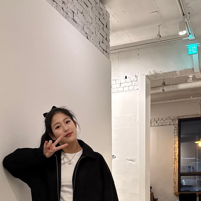 하리 on Instagram: "#광고

봄에 입기 딱 좋잖아 ?
보들보들 스웨이드 자켓 따숩다이 ☁️🤍🤍

#아이러니포르노화이트라인 #IRONYPORNOWHITELINE #남여공용자켓 #자켓 #레더자켓 #스웨이드자켓 #아우터 #레더 #데일리룩 #자켓추천 #JACKET #LEATHERJACKET #SUEDEJACKET"