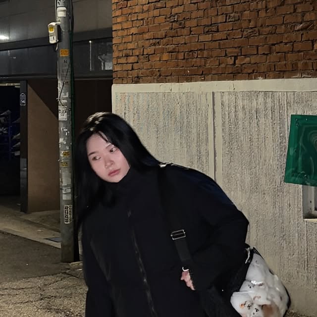 핸쟝 on Instagram: "#광고 추버라....🥹

낭낭한 품으로 휘뚤마뚤 코디하기 용이한 크롭 패딩 ••🫶🏿

#오사와 #셀렉트샵 #패션셀렉트샵 #아담소녀"