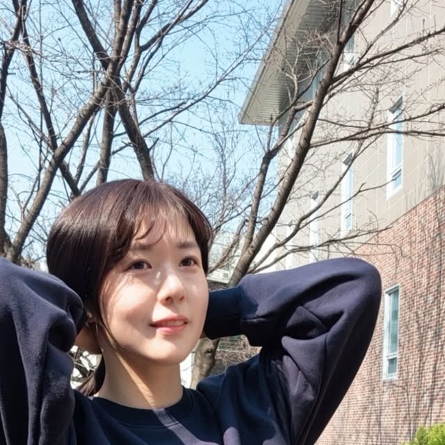 슬기 | 뷰티, 골프, 패션, 여행, 맛집, 육아ෆ on Instagram‎: "#광고 | 앞에 놓인 일상에 몰두하는 요즘❣︎ 무조건 편한옷이 좋은데, 예쁘면서 편하면 더 좋지◡̈ ⠀ 가슴에 포베레의 로고 자수