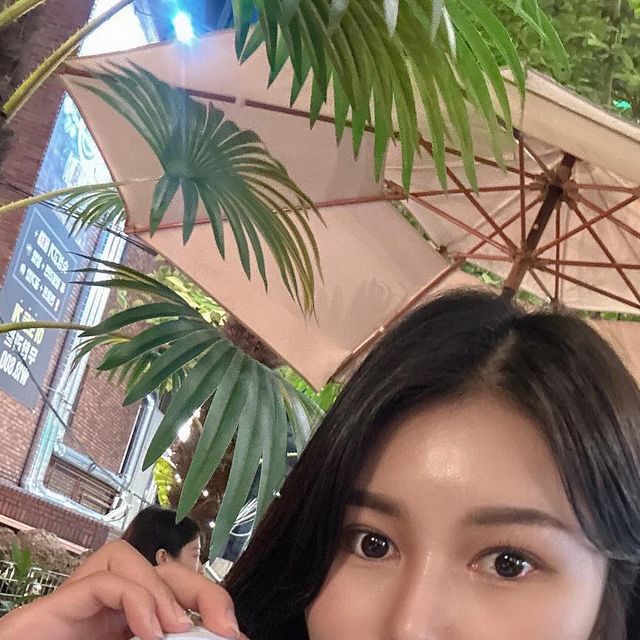 🌸혜민🌸 on Instagram: "#광고 🩵에이프릴스킨 글로잉매트쿠션🩵
.
글로우의 촉촉한 발림성과 매트의 우수한 커버력이 합쳐진 글로잉매트쿠션 등장~~!!
에이프릴스킨 최초 이너 글로우 매커니즘!!!
신개념 글로잉 매트와 최적의 궁합, 하프퍼프로 첫 터치 그대로 하루종일 예쁜 24시간 밀착 쿠션💙
.
수정화장 귀찮아서 안하는 나한테 딱👍
여름 바다처럼 예쁜 디자인과 색감의 케이스 이뽕><🩵
.
케이스에 키링고리가 있어 쿠꾸 가능ㅎㅎㅎ
스킨케어 성분54%로 들뜸없이 밀착되어 피부가 편안한 화잘먹 카밍쿠션~
첫터치로 한방에 피부고민 커버!! 
에어홀 ZONE+ 플랫 ZONE 이 합쳐진 하프퍼프로 커버와 이슬광을 동시에 표현까지~💙
.
에이프릴스킨 온라인자사몰 에서 구입가능🩵
https://aprilskin.com/product/detail.html?product_no=1315
.
@aprilskin_korea #에이프릴스킨 #글로잉매트쿠션 #글로잉매트 #글로우쿠션 #매트쿠션 #쿠션팩트 #쿠션팩트추천 #모공커버쿠션 #커버력좋은쿠션 #쿠션파데추천 #커버쿠션 #파운데이션추천 #19호쿠션 #17호쿠션 #21호쿠션 #쿠션추천 #💙"