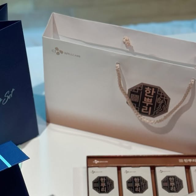 bandaltokki X jjunively on Instagram: "#협찬 @cjwellcare_official #CJ웰케어
선물 좀 해본 언니들이 추천하는 센스있는 선물 🎁

CJ 구증구포 흑삼농축액은 100% 국내산 수삼을 9번 찌고, 9번 말린 특허 받은 흑삼농축액으로 진세노사이드의 흡수율을 높여 면역력 증진/피로개선/혈액순환/향산화/기억력 개선에 도움을 준다. 우리 땅에서 자란 귀한 원료만을 사용하여 전통 가치를 그대로 담았으며 진하게 농축된 흑삼의 깊고 풍부한 풍미를 프리미엄 흑삼 제품을 스틱 한 포에 담았다. 
CJ 바이오코어 유산균은 장 건강이 변하는 국내 최대 보장균수500억 유산균으로 장 피부 면역 더블 케어가 가능한 상온보관 생유산균이다. 
기력이 약한 어르신들에게 간절기는 건강에 적신호가 될 수 있는데, 돌아오는 명절 혹은 부모님 선물로 흑삼 윤옥고 스틱과 바이오코어 유산균 선물세트를 강력 추천한다. 
.
.
#경옥고효능 #경옥고스틱 #윤옥고 #흑삼윤옥고스틱 #명절선물#명절선물세트 #부모님선물 #추석선물세트 #유산균 #500억유산균선물세트 #유산균추천"