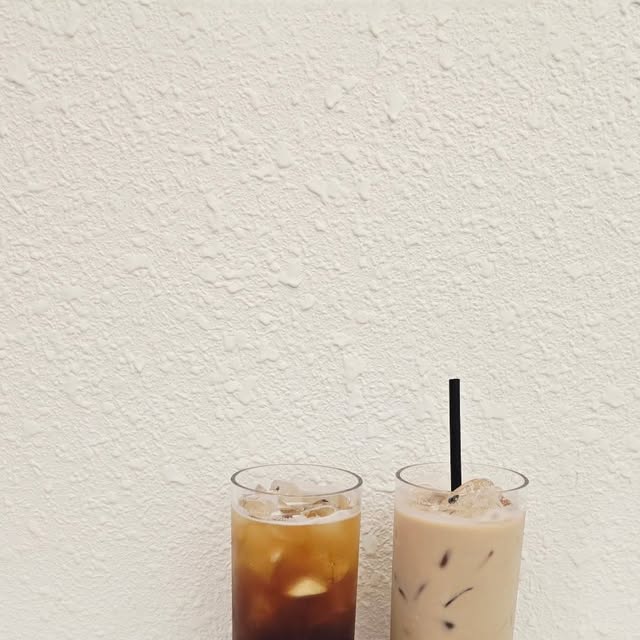 장은애 on Instagram: "#광고

종로5가 숨은 샌드위치 맛집 어스샌드위치에서 점심 먹고 왔어요

오늘 주문한 메뉴는 트러플 잠봉뵈르 먹물이랑 
어스샌드위치 페이스츄리 두 가지였는데요
음료로는 아메리카노와 바닐라라떼로 브런치를 즐겼답니다

샌드위치 전문점다운 면모답게 내용물이 충실하게 들어있고
주문과 함께 즉석에서 만들어주는 프레쉬함으로
그 맛이 고스란히 전해졌어요

트러플 잠봉뵈르는 바게트와 햄, 버터의 조합에 트러플이
밸런스있게 조화를 이뤄서 아직도 그 맛이 생생하게 
생각나요 너무 맛이 좋아서 이거 먹으러 종로 가면 꼭
들러볼라고요

어스샌드위치는 페이스츄리 타입으로 만들어져 나오는데요
더하지도 덜하지도 않는 절제된 맛의 응축력으로
언제 먹어도 질리지 않을 기본에 충실한 맛이었어요

종로5가역 2번 출구에서 30m 거리라 접근성도 좋고, 
오전 9시 30분까지는 얼리버드 딜로 
샌드위치 구매하면 음료 하나 무료로 주니까 
아침 일찍 가시는 분들은 참고하세요

매장 내 콘센트도 완비되어 있고 
무료 Wi-Fi도 제공해서 여유롭게 즐기기 좋은 곳이에요

#종로샌드위치 #을지로샌드위치 #동대문샌드위치 #바게트샌드위치 #어스샌드위치 #종로5가맛집 #샌드위치맛집 #트러플잠봉뵈르 #점심추천 #종로점심"