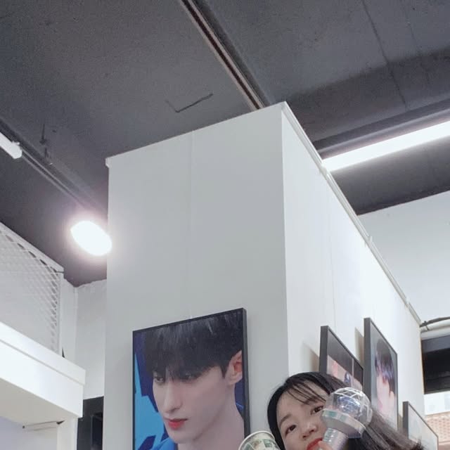 밍또 on Instagram: "#광고 덕질가방 들고 세븐틴 생카 다녀왔어요🥳 제가 멘 덕질 가방은 아임아임스토어의 덕질가방이에요. 얼마전에 도겸, 버논, 디노가 생일이었어서 덕질가방 메고 생카