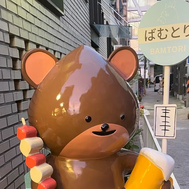 아임필립 on Instagram: "성수 밤토리 다녀옴
인테리어 이쁘고 주7일 영업이라
문닫을 걱정 없어서 후딱 다녀옴

인테리어 귀여움 저 너구리 도쿠리 훔쳐오고 싶었다
갠적으로 바테이블 좋아하는 편이라 안쪽 태이블로 안가고 바테이블 앉음

야키토리 5종 시키고 명란구이랑… 돈코츠라멘이랑…쿠치카츠 닭다리로 시킴 걍 돼지 파티 하고 왔음 아 그리고 논알콜 사와도
대충 다 해서 5만원 초중반 나옴 ( 명란구이 내 최애 남자친구는 돈코츠 라멘이 좋았다고 합니다. 꼬치도 맛있고 사이드도 맛나서 좋음…)

내부도 귀엽고 가격도 괜찮은듯 데이트로 간건데 남자친구도 만족함 나올 때 뽀로로 비타민 줘서 좋았음! 감사요!

#광고#성수술집#성수동맛집#성수이자카야#밤토리#성수동야키토리#뚝섬역술집#성수동술집#서울숲술집#뚝섬역맛집#성수핫플#성수동이자카야"