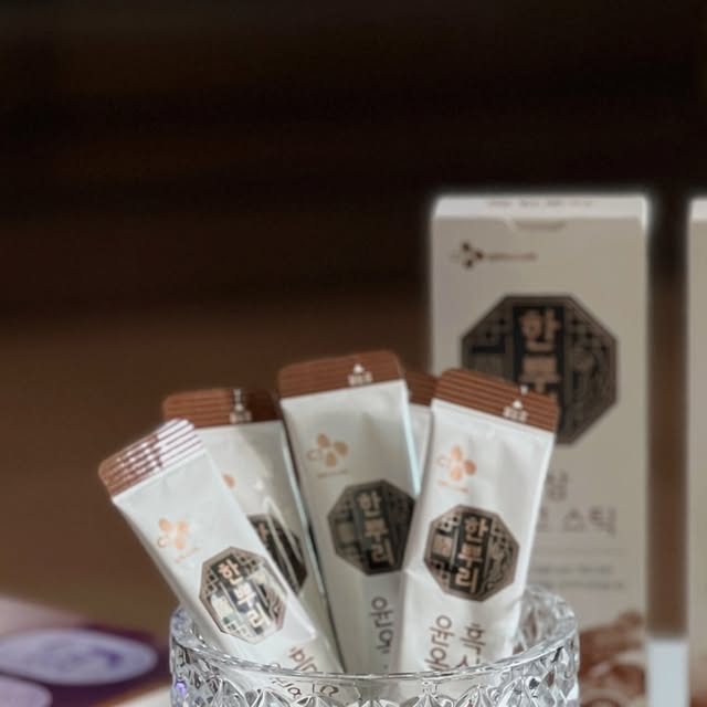 🧸 JEENYANG 지냥 on Instagram: "#협찬

부쩍 기력 없고 힘들어 
피로한 가족들에게 힘내라고 준비한 흑삼! 🫶🏻
선물 좀 해본 언니들이 추천하는 센스있는 선물
전통과 건강의 가치를 모두 담은 
대한민국 TOP3, 홍삼브랜드의
CJ 한뿌리 흑삼 윤옥고 스틱 소개할게요⟡ ₊˚⍣

100% 국내산 수삼을 9번 찌고, 9번 말린
특허 받은 ’CJ구중구포 흑삼‘을 함유
진세노사이드 흡수율을 높였어요!
 
식약처 인정 4대 기능성 건강기능식품이면서
국내산 100% 전통원료 배합으로
진하게 농축된 흑삼의 풍미를 그대로 담아낸
프리미엄 흑삼 선물세트, #부모님선물 로 딱이에요.

홍삼이 아닌 흑삼이라 더 검은 빛에, 녹진한 편
한 포씩 챙겨다니기 편하니까
아침마다 섭취하면서 활력을 되 찾는 기분이라고
부모님이 아주 좋아하셨답니다 (●❛ö❛)۶ও ✨

청정지역 뉴질랜드산 최상위 SAT 녹용을 담은
CJ 한뿌리 흑삼진녹용스틱도 있어요.
고급스러운 프리미엄 패키지와 쇼핑백에 담아
소중한 사람들에게 #명절선물 해보세요 🧳💓

#경옥고효능 #경옥고스틱 #윤옥고 #흑삼윤옥고스틱 #명절선물세트 #부모님선물추천 #추석선물세트 #녹용스틱 #흑삼진녹용스틱 #녹용추천"