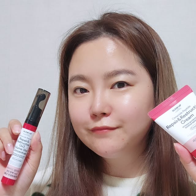 김혜인 on Instagram: "#광고
고물가 시대 커피 한 잔 가격으로 완성하는 안티에이징 루틴‼️

요즘 피부가 유난히 푸석하고 탄력이 떨어진 느낌이라
[글로우:업 바이 비욘드 세라마이드 펩타이드 라인]을 써봤어요

특히 눈가, 광대 밑, 턱라인 등 U존 볼륨케어용
영양장벽 볼륨샷 컨센트레이트가 진짜 신박하더라구요.

3개의 마사지볼에서 내용물이 바로 토출돼서 손에 안 묻히고 바로 롤링 가능해요!
피부에 착 밀착되면서 촘촘하게 흡수되더라구요~
저는 눈 밑이 특히 처지는 편이라 집중 케어 중이에요☺️

마무리로 영양장벽 크림까지 같이 써주면 10시간 보습 지속된다는 게 괜히 아니예요!
세라마이드+펩타이드가 들어있어서 피부가 하루 종일 윤기 돌고 탄탄해진 느낌⁉️

요즘 이 조합으로 아침저녁 케어 중인데,
건조함 없이 피부결이 매끄럽고 촉촉하게 유지돼서 만족스러워요😊

1️⃣ 영양장벽 Ux3 볼륨샷 컨센트레이트
15ml / 4,950원 / 주름개선기능성
→ 쌀알보다 작은 3개의 마사지볼이 롤링되며
눈가·광대밑·턱 피부를 마사지해 탄력 있게~

2️⃣ 영양장벽 크림
50ml / 4,950원 / 주름개선기능성
→ 120시간 보습 지속, 윤기·영양·장벽 올케어 안티에이징

💚 오직 전국 이마트 및 SSG 온라인몰에서 만나볼 수 있어요!

#비욘드 #글로우업바이비욘드 #세라마이드펩타이드 #영양장벽라인
#보습케어 #피부장벽강화 #탄력크림 #피부볼륨케어 #영양장벽 #쓰리볼볼륨샷 #가성비화장품 #오직이마트에서만 #SSG"