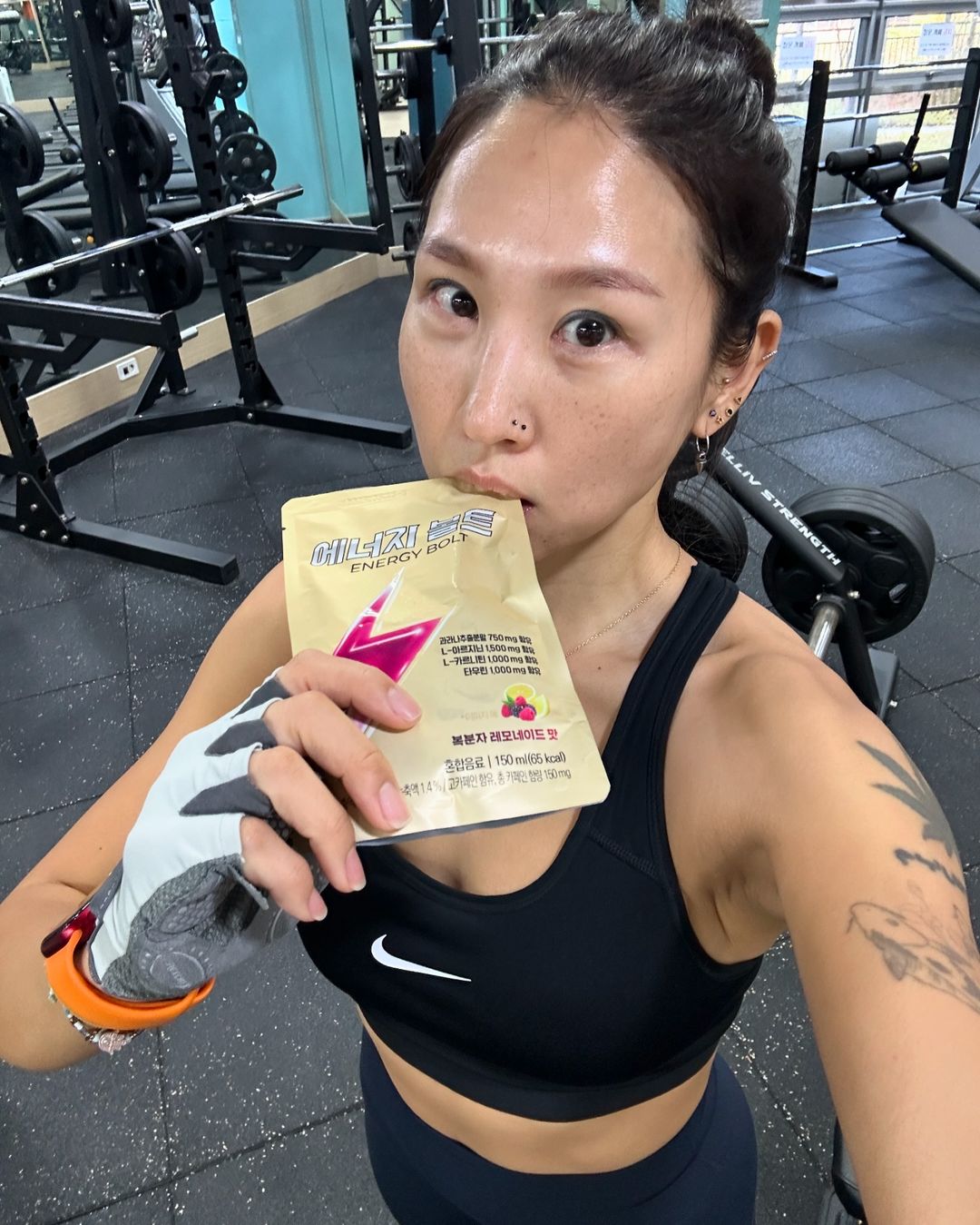 설하 | #협찬 다시 운동을 시작하고 보니 하루하루가 지치고 피곤한 날들의 연속이라 매일매일 챙겨마시는 #운동부스터 가 있는데요 🤭 지친 나를 위한 급속 에너지 충전 🔋 L-카르니틴 1000mg 최.대.함.량의 에너지 부스터🔥🔝... | Instagram