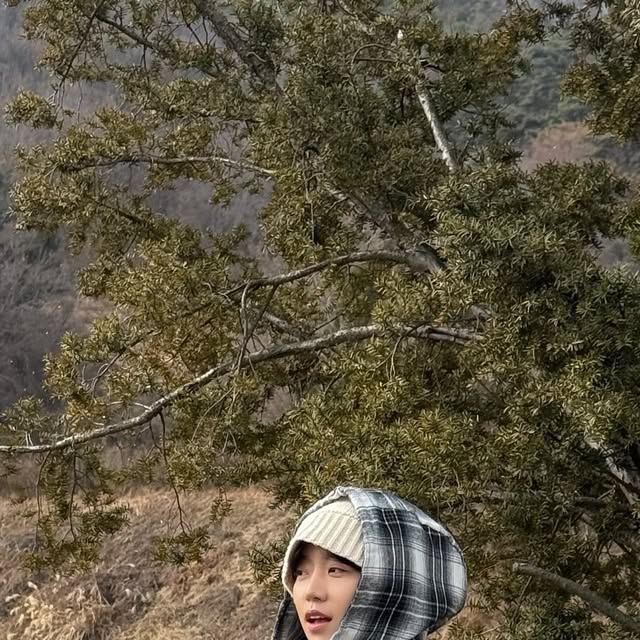 은영 on Instagram: "#제품제공 시골의맛…🍀 차로 이동하고 마당만 돌아다니니까 눈이 와도 얇은 셔츠면 충분한 chill girl…🫠 #비바브라운#VIVABROWN#남여공용셔츠 #셔츠 #데일리룩 #셔츠추천 #간