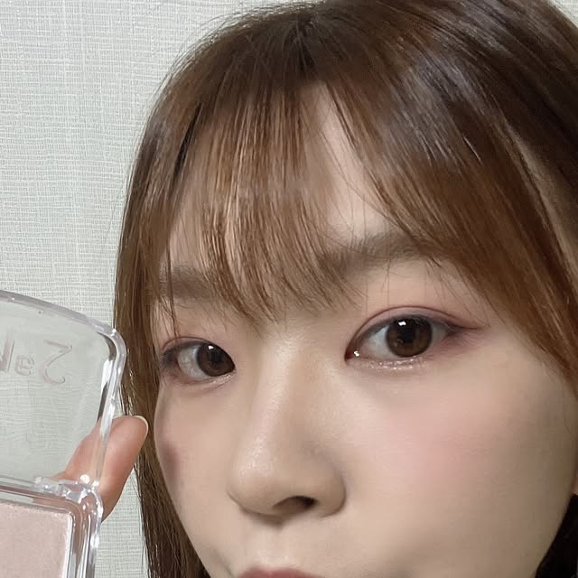박소정 🍀 연두 on Instagram: "#광고 @2an_official 8월 올영픽! 하츠투하츠 PICK 💗2aN(투에이엔) 러브버블 컬렉션 🫧

🫧투에이엔 [ 퓨어 글래시 하이라이터 ] IV01 슈가 베일 + 스티커
피부 위에 올리는 순간 영롱하게 빛나는 아이돌 하이라이터✨

🫧 투에이엔 [듀얼치크] _ NEW 16 핑크 텐션 , 17 버블 하트 + 헤어핀/스티커
뽀용하고 귀여운 핑크로 메이크업 완성💓

🫧투에이엔 [베러미 아이팔레트] 16 버블 캔디 + 아이프라이머
뉴트럴한 핑크컬러로 웜,쿨 상관없이 아이메이크업 완성💕

🫧투에이엔 [컬러 플레이 듀얼라이너] 01 허니 피치,  04 로지 캔디 + 싱글섀도우
음영라이너와 팔라이너로 쉽게 통통한 애굣살을 만들 수 있어요!

🫧투에이엔 [롱 웨어링 파운데이션 ] 20 복숭아 
예쁜 복숭아처럼 톤업시켜주는 롱 웨어링 파운데이션 20 복숭아🍑

8월엔 사랑스러움이 가득한 2aN(투에이엔) 러브 버블 컬렉션과 함께하세용〰️💖

#올영픽#올리브영추천템#올영필수템#러브버블컬렉션#롱웨어링파운데이션미니#컬러플레이듀얼라이너"