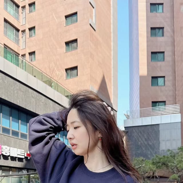 최숙현 on Instagram: "#광고 봄엔 가볍게, 스타일은 확실하게! 🌸 포베레 메이커 맨투맨 티셔츠, 편안한 핏 + 감각적인 디자인으로 지금 딱 입기 좋아요! 💙 가볍게 툭 걸쳐도 멋스러운 데일리